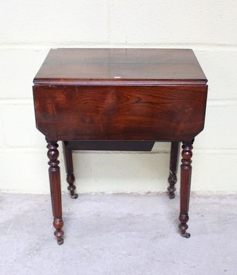 une petite table en bois surmontée d'un tiroir