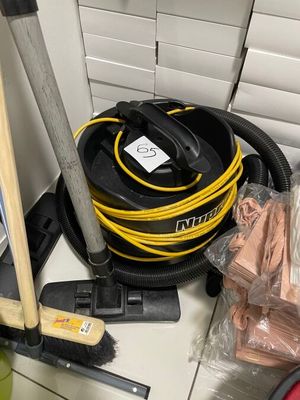 une photo d'un aspirateur et d'autres produits d'entretien posés sur un plan de travail