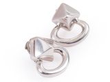 une paire de boucles d'oreilles plaquées argent sur fond blanc