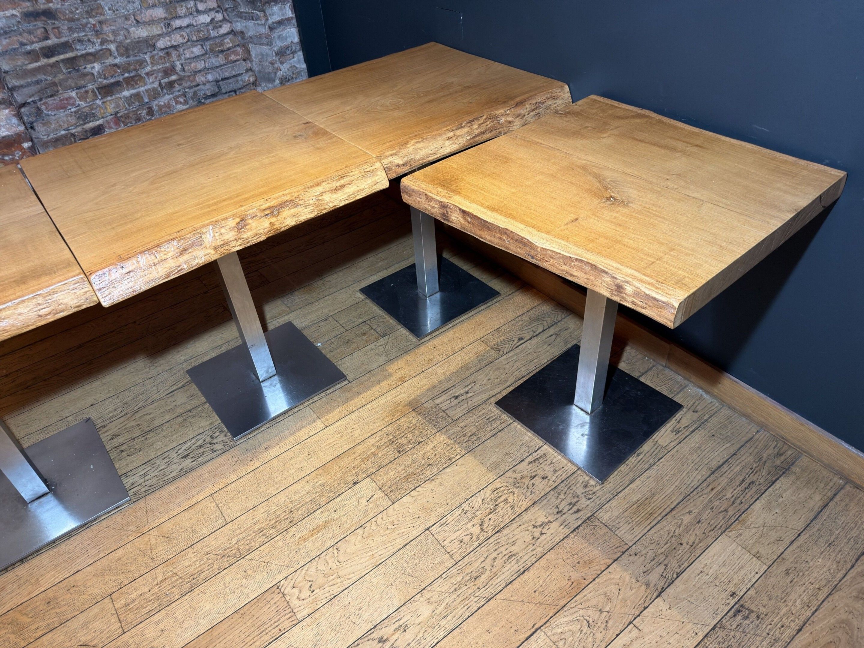 Lot de trois tables de salle à manger à épais plateaux en ch…