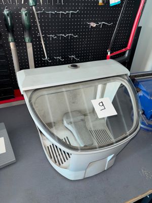 des toilettes posées sur une table dans une pièce