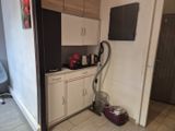 un aspirateur dans un coin de la cuisine, près de l'évier