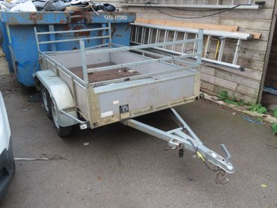 a trailer that is parked in front of a building