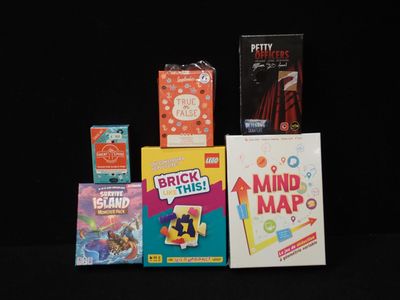 un grand nombre de livres posés sur une table