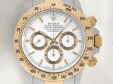 une montre Rolex en or et argent avec un cadran blanc