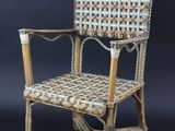 une image représentant une chaise en osier avec une assise tressée, sur fond noir