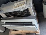 une pile de climatiseurs posée sur une palette