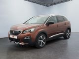 Le nouveau SUV Peugeot est garé dans une grande pièce.