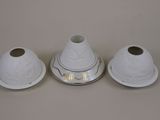 trois vases blancs posés sur une table blanche