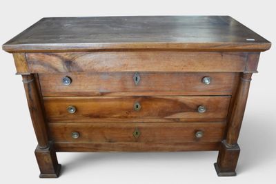 une commode en bois avec un plateau en métal