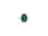 un gros plan d'une bague sertie d'une émeraude verte et de diamants sur fond blanc