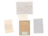 quelques vieux papiers et un bout de papier sur lequel il y a des inscriptions