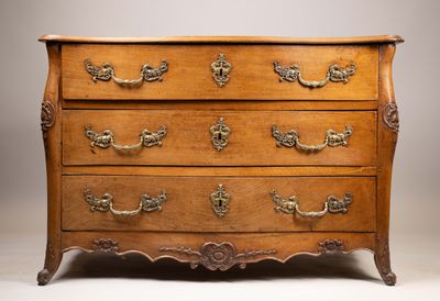 une commode ancienne avec des poignées en laiton