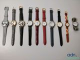 plusieurs types de montres sont alignés sur une table