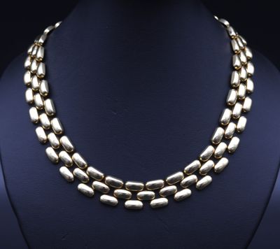 gros plan d'un collier sur un mannequin mannequin mannequin mannequin mannequin mannequin mannequin mannequin mannequin