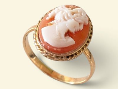 une image représentant une bague en or ornée d'un camée sculpté à l'effigie d'une femme