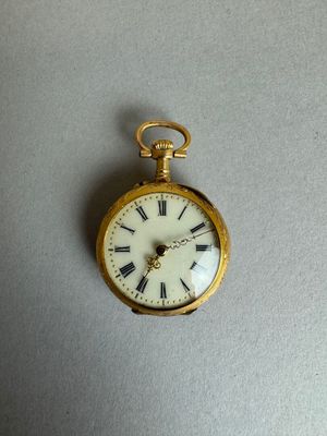 Montre de col en or 750 millièmes deux tons , fond à décor floral. Num - Photo 1