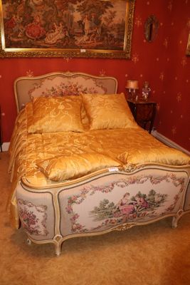 un lit avec une couette dorée et des oreillers dans une chambre