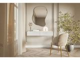 une image représentant une chaise dans une pièce où un miroir est accroché au mur