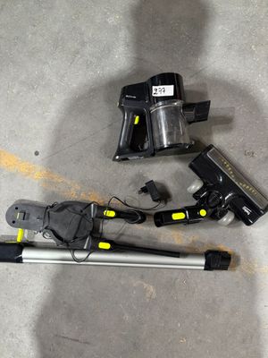 une photo montrant une paire de skis et des bâtons de ski posés par terre