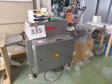 une machine placée au milieu d'une pièce