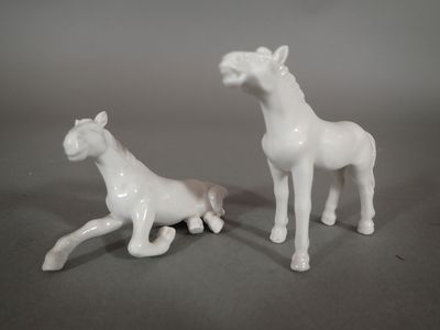 deux figurines représentant une girafe et un girafon