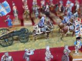 de nombreuses figurines de soldats exposées sur un socle rouge