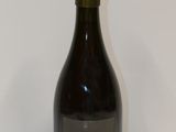 une bouteille de vin posée sur une table