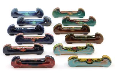 de nombreuses barrettes de différentes couleurs posées sur un fond blanc