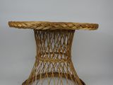 un gros plan d'une table en osier sur fond blanc
