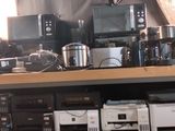 de nombreux types d'appareils électroniques sur une étagère