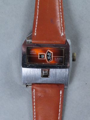 Gros plan sur une montre avec un bracelet en cuir marron