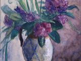 une peinture de fleurs violettes dans un vase sur une table