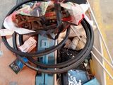 une boîte remplie d'appareils électroniques divers posée par terre
