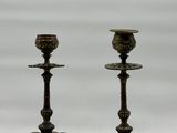 paire de chandeliers anciens en laiton sur fond blanc