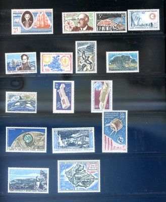 de nombreux timbres exposés dans une vitrine