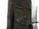 une statue représentant un homme tenant un couteau à la main