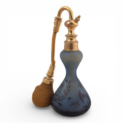 GALLE Vaporisateur en verre multicouche à décor floral dégag…