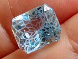 une personne tenant dans sa main un très joli diamant bleu