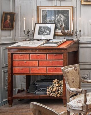 un salon avec beaucoup de meubles et de tableaux accrochés aux murs