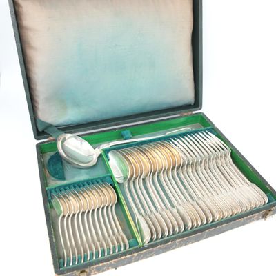 l'argenterie dans un coffret avec des cuillères et des cuillères à l'intérieur