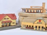 trois maquettes de bâtiments situées les unes à côté des autres