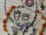 un collier et des boucles d'oreilles posés sur une table