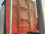 un camion sur lequel est fixée une grosse pièce de métal à l'arrière