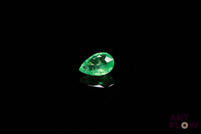 gros plan d'un diamant vert sur une surface noire
