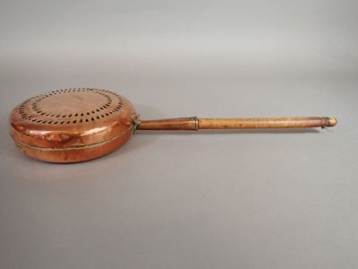 Bassinoire en cuivre ajourée et gravée à décor de fleurs, ma…