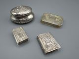 quatre objets en argent, dont une boîte, un étui à cigarettes et un briquet