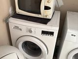 deux machines à laver et un sèche-linge dans un coin de la pièce