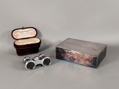 une petite boîte avec une paire de jumelles à côté