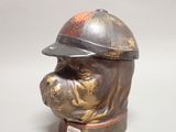 une statue représentant un chien coiffé d'un casque de pompier